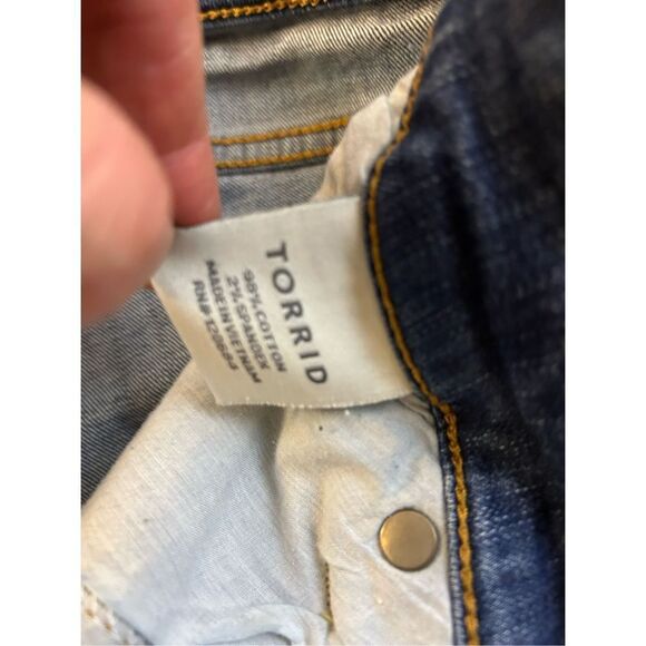 Torrid size 12R stretch jean denim short rn#120684 distressed - Picture 3 of 5